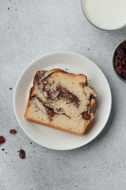 Stück selbstgebackenes Brot mit Mohn