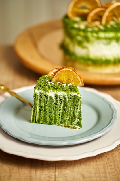 Stück Spinatkuchen auf Teller