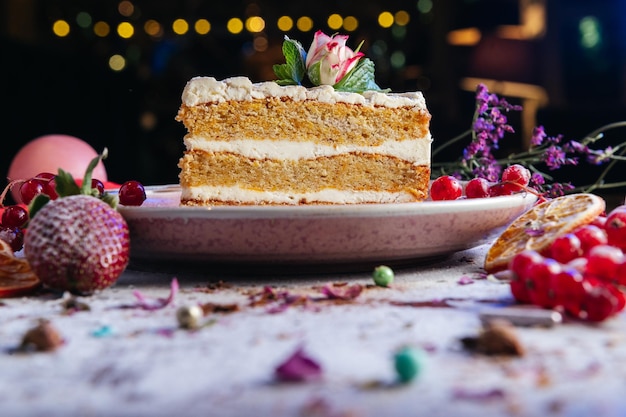 Stück süßer Karottenkuchen mit leckerer Sahne