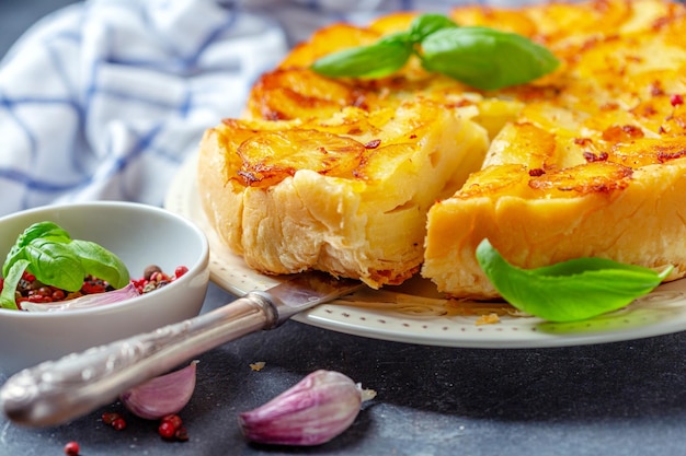 Foto stück tarte tatin torte mit kartoffeln nahaufnahme