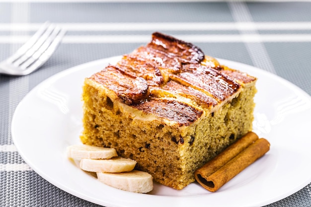 Stück veganer Bananenkuchen mit Fruchtbananengeschmack mit Zimt und Haferflocken