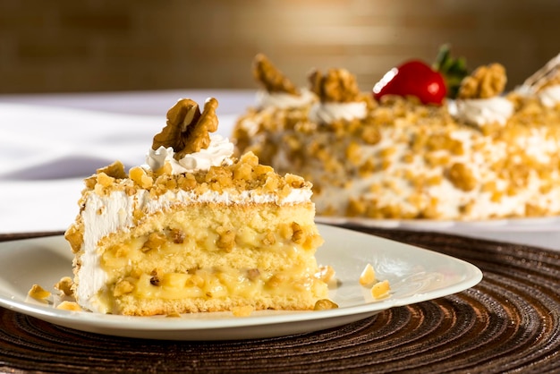 Foto stück walnusskuchen mit chantilly und walnussglasur