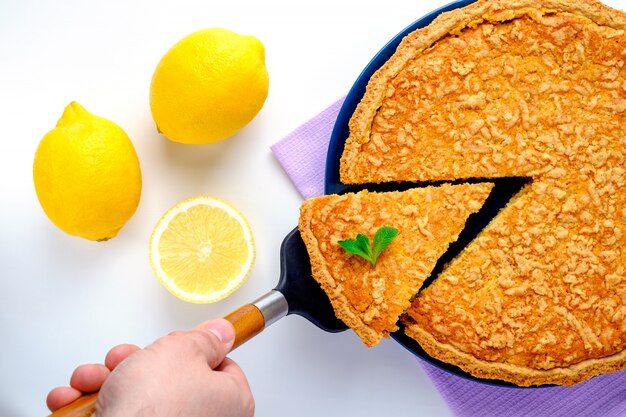 Stück Zitronenkuchen auf einem Teller