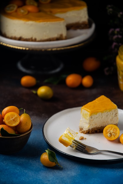 Stück Zitrusquark-Käsekuchen-Kuchen mit Kumquats