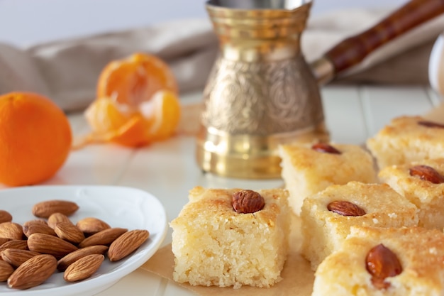 Stücke Basbousa oder Namoora traditionelles arabisches Dessert Grießkuchen mit Mandelnüssen Textfreiraum