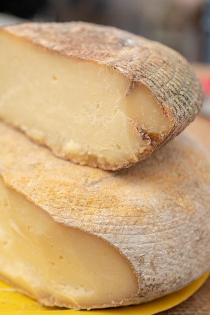 Stücke Bauernkäse.