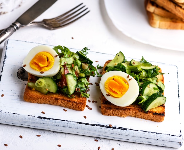 Stücke Brot vom weißen Weizenmehl mit gekochtem Ei