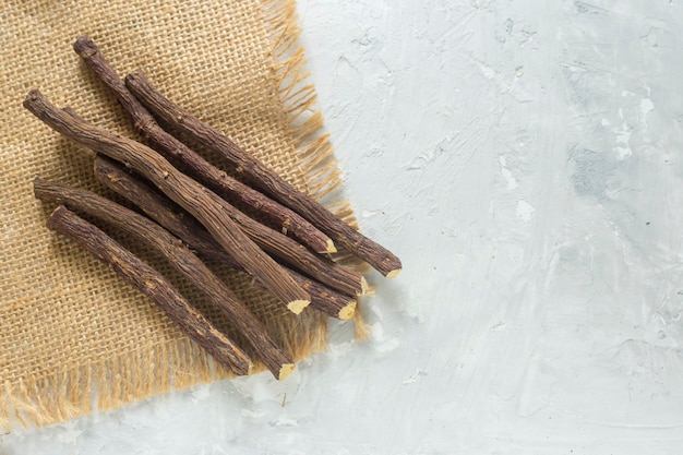 Stücke der Süßholzwurzel auf dem Tisch Glycyrrhiza glabra