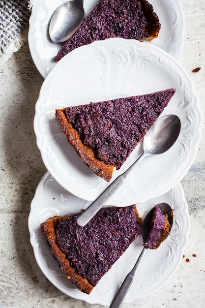 Stücke der vegetarischen Beerentorte