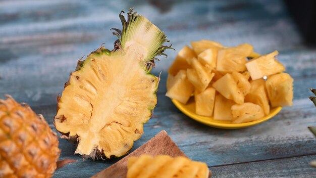 Stücke frischer Ananas auf Holzteller Tropische Früchte Sommerkonzept