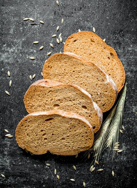 Stücke frisches Roggenbrot mit Körnern und Ährchen