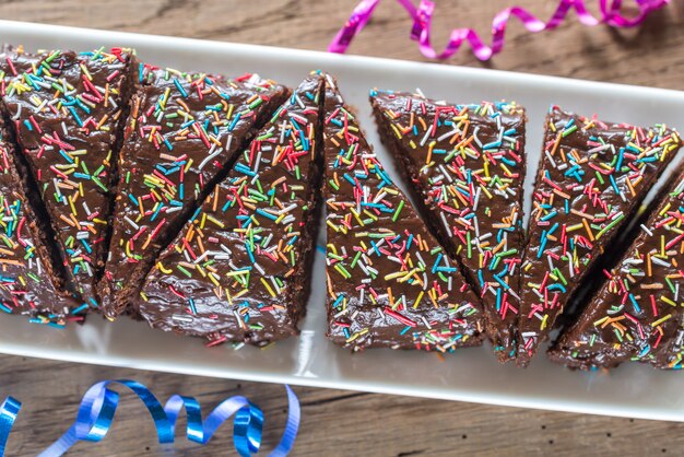 Foto stücke fudge-kuchen auf dem teller