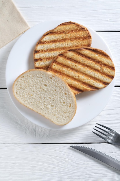 Stücke geröstetes Brot