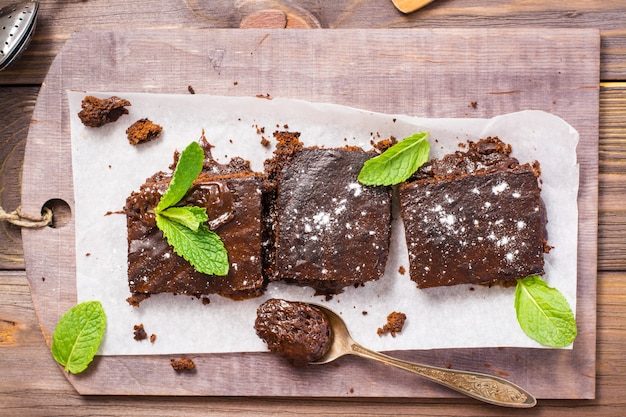 Stücke hausgemachte Schokoladenbrownies mit Minzblättern