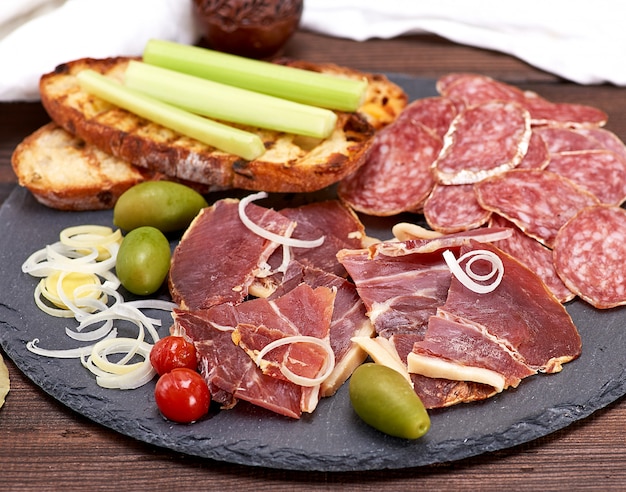 Stücke jamon und weißes gebratenes Brot