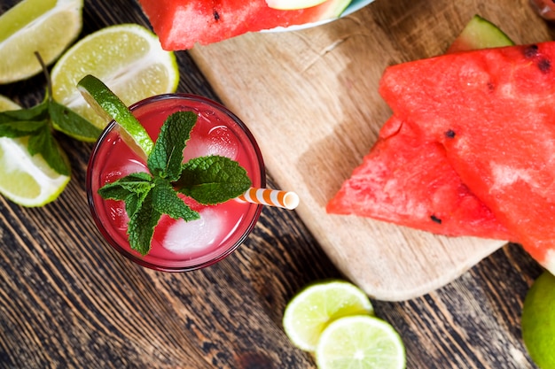 Stücke köstlicher roter saftiger Wassermelone, reife Wassermelone mit leuchtend rotem, schönem Fleisch, das während des Gedecks in Stücke geschnitten wird