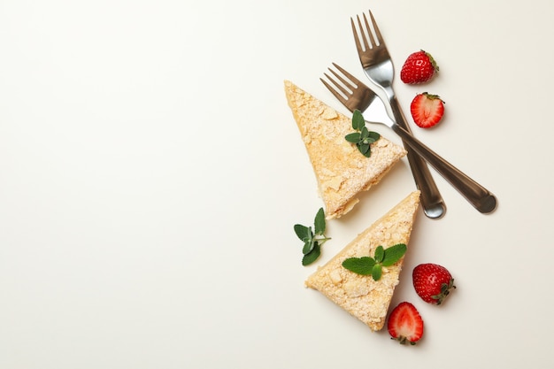 Stücke Napoleon-Kuchen, Erdbeere und Gabeln