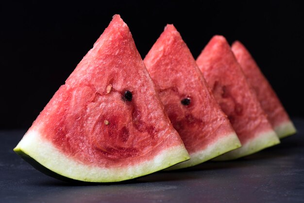 Stücke reifer roter Wassermelone auf dem Tisch