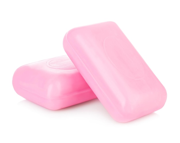 Stücke rosa Seife lokalisiert auf weißem Hintergrund