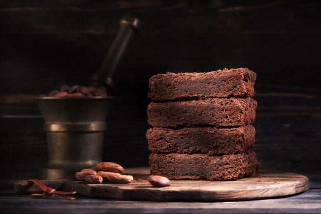 Stücke Schokoladen-Brownie-Kuchen und Kakaobohnen