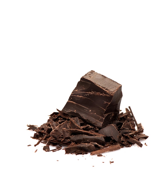 Stücke und gehackte Schokolade isoliert auf weißem Hintergrund