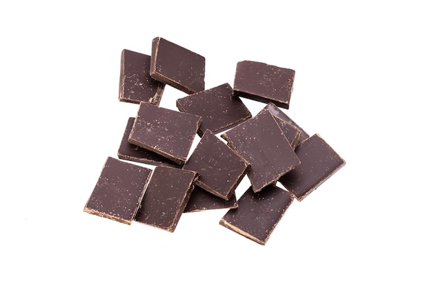 Stücke von dunkler Schokolade isoliert auf weißem Hintergrund. Foto in hoher Qualität
