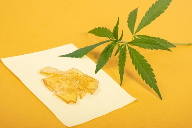 Stücke von gelbem Cannabiswachs, Marihuana-Konzentrat mit hohem THC-Gehalt.