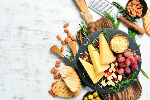 Stücke von köstlichem Parmesan-Käse und Snacks im rustikalen Stil Freier Kopierraum