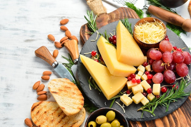 Stücke von köstlichem Parmesankäse und Snacks. Rustikaler Stil. Freier Kopienraum.