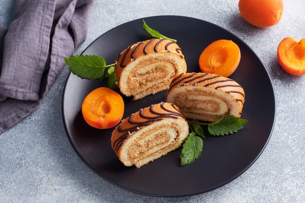 Stücke von süßen Brötchen mit Sahnefüllung auf einem Teller