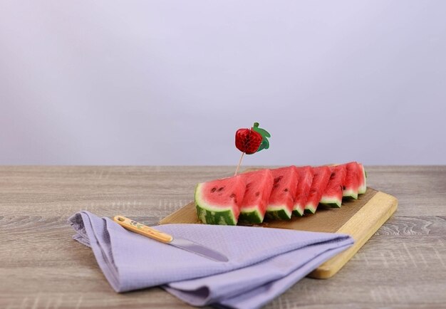 Stücke Wassermelone liegen mit einem Spieß auf einem Brett