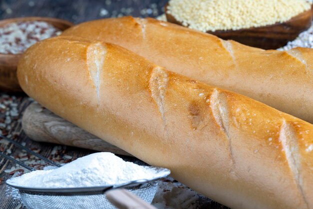 Stücke Weizenbaguette auf einem Schneidebrett