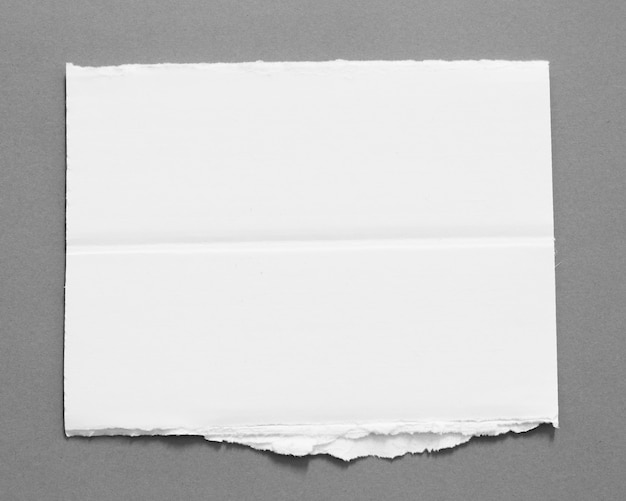 Stücke zerrissener Papiertexturhintergrund mit Kopierraum für Text
