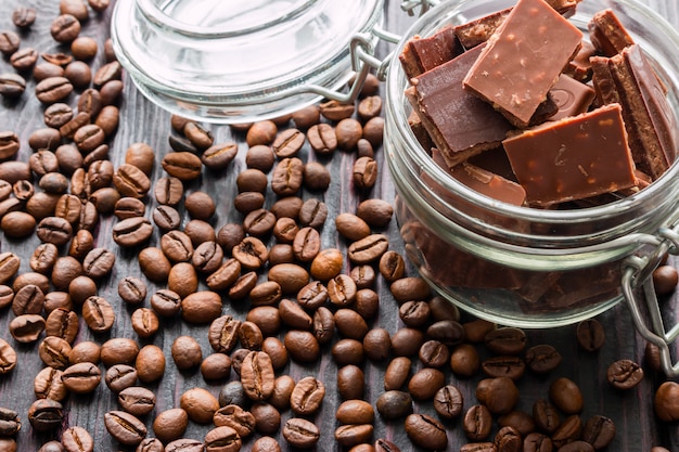 Stückschokolade in einem Glas der Kaffeebohnen