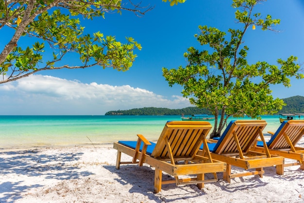 Stühle am Strand gegen den blauen Himmel