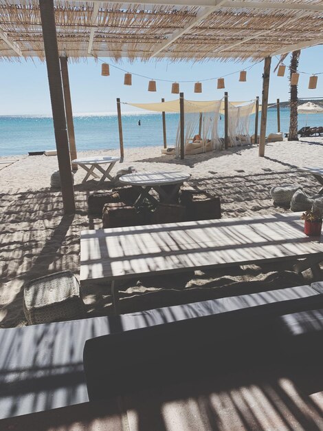 Foto stühle am strand gegen den himmel