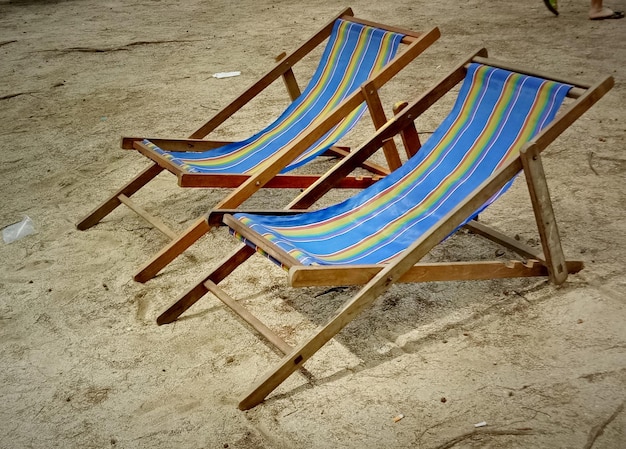 Foto stühle auf dem sand am strand