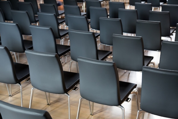 Stühle im Konferenzsaal