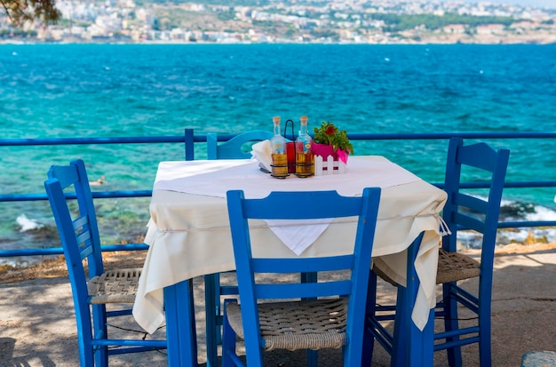 Stühle und Tisch am Strand am Meer