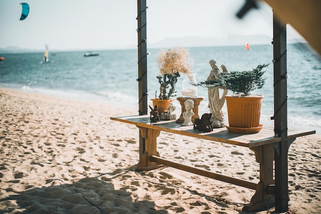 Stühle und Tisch am Strand gegen den Himmel