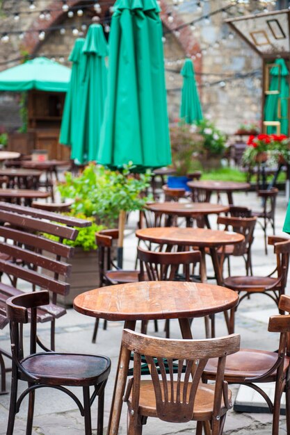 Stühle und Tisch auf leerer Terrasse im Café