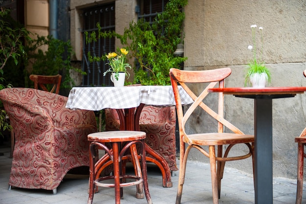 Stühle und Tisch auf leerer Terrasse im Café