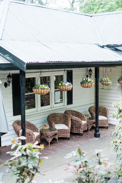 Foto stühle und tisch im café außerhalb des hauses