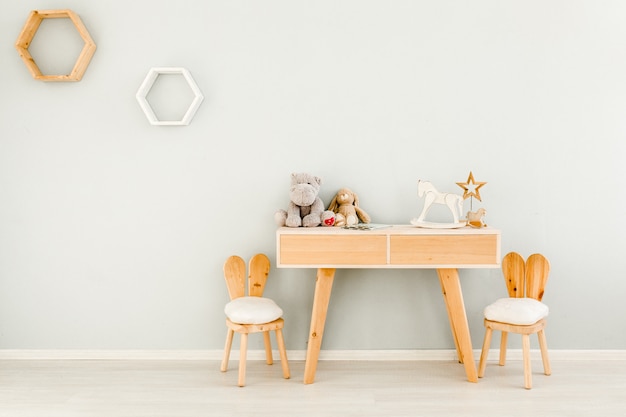 Stühle und Tisch in der Nähe der Wand im Kinderzimmer