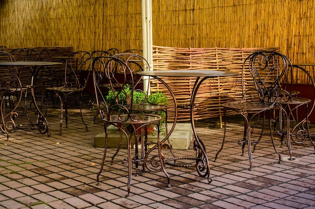 Stühle und Tische in einem gemütlichen Straßencafé