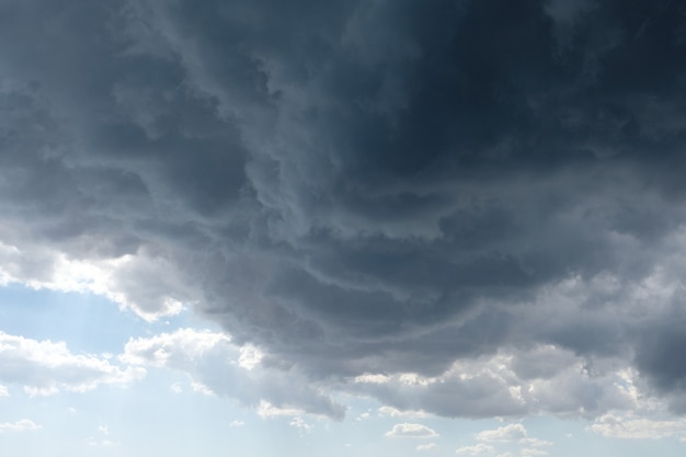 Stürmische graue Wolken im Sommerhimmel