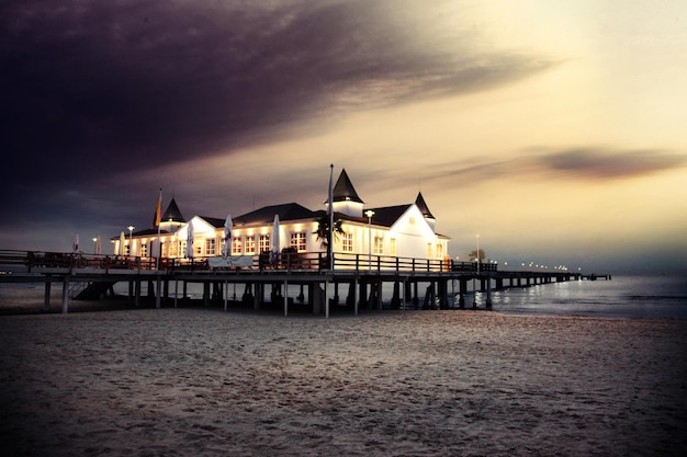 Stürmische Ostsee und Strand mit Küstendünen