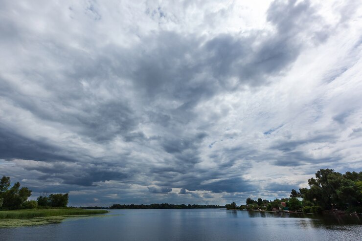 Stürmische Wolken über dem Fluss, schöne Wolken über dem Wasser