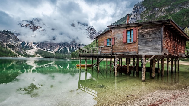 Stürmische Wolken über dem Pragser Wildsee in Dolomiten Europa