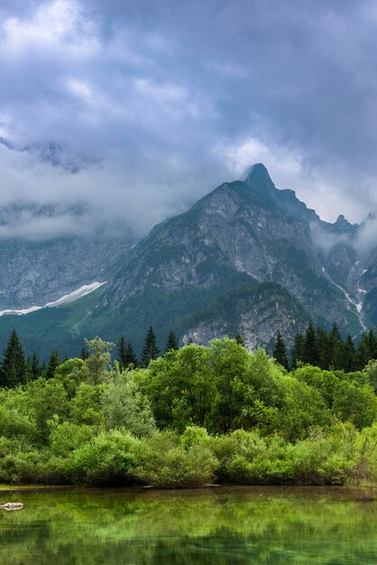 Stürmische Wolken über Natursee in Fusine Italien